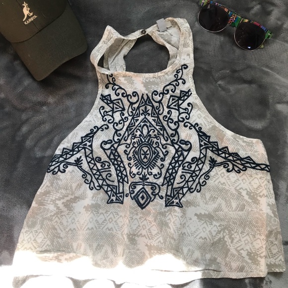 ⭐️Urban Outfitters Crop Top⭐️ - Picture 2 of 7